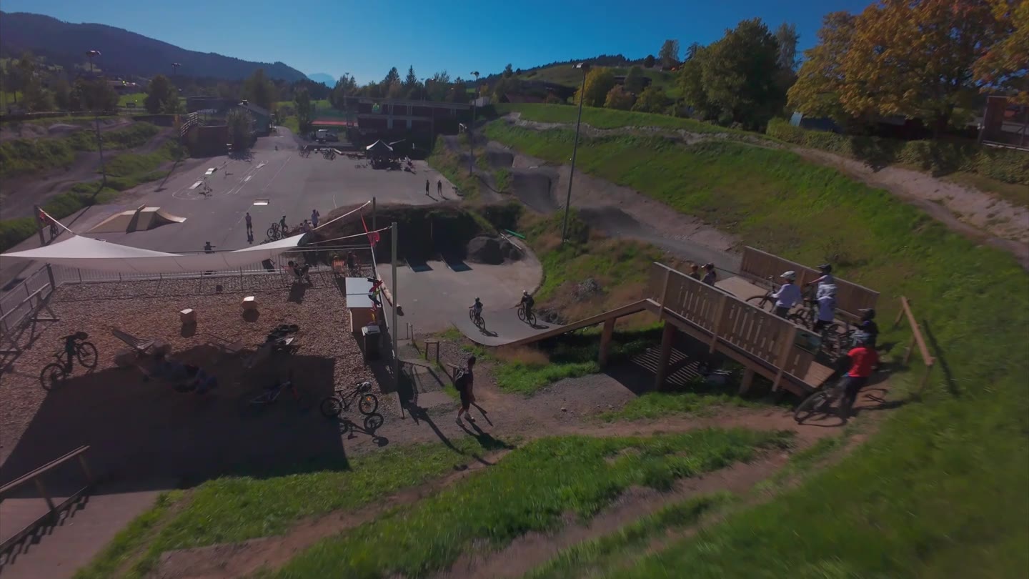 Fahrer auf der Holzrampe und im Startbereich der Bikepark Arena, von der Drohne aus gesehen